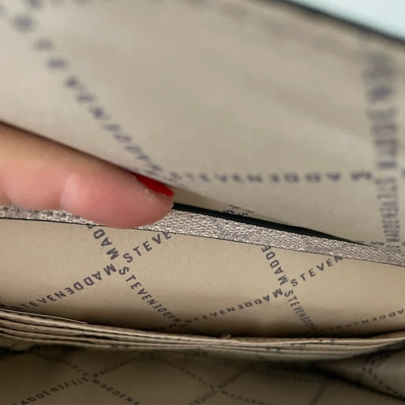 Excellent condition ! Prety light grey color !!Steve Madden Wallet Crossbody🩶 - Picture 2 of 6